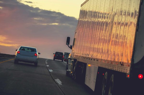 Comment procéder à la location de camion avec hayon ?
